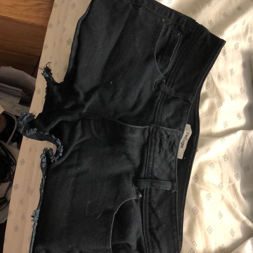 Black refuge shorts